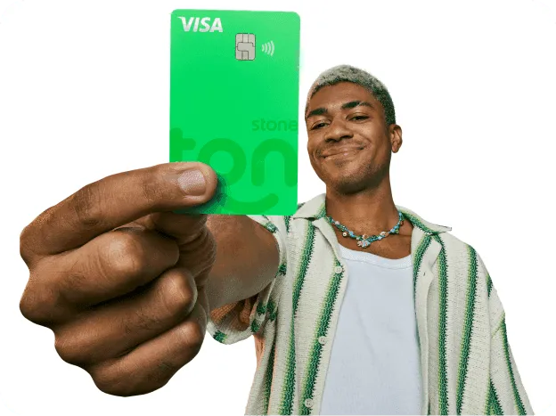 Empreendedor segurando o cartão Crédito e débito do Ton na sua frente com uma mão.