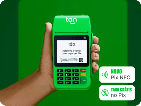 Mão segurando uma Máquina de Cartão do Ton na tela de Pagamento por Pix, sobre fundo verde.
