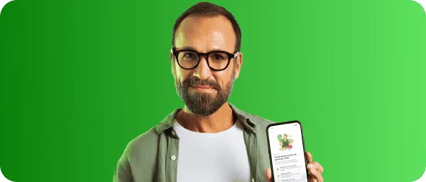 Empreendedor segurando o celular e apontando o dedo para o visor com o aplicativo do Ton aberto.