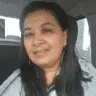 Empreendedora Sueli sorrindo dentro de um carro